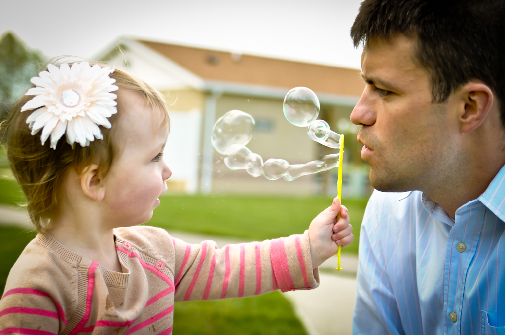 dad-and-daughter-bubbles