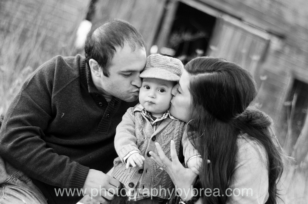 mom-and-dad-kissing-baby